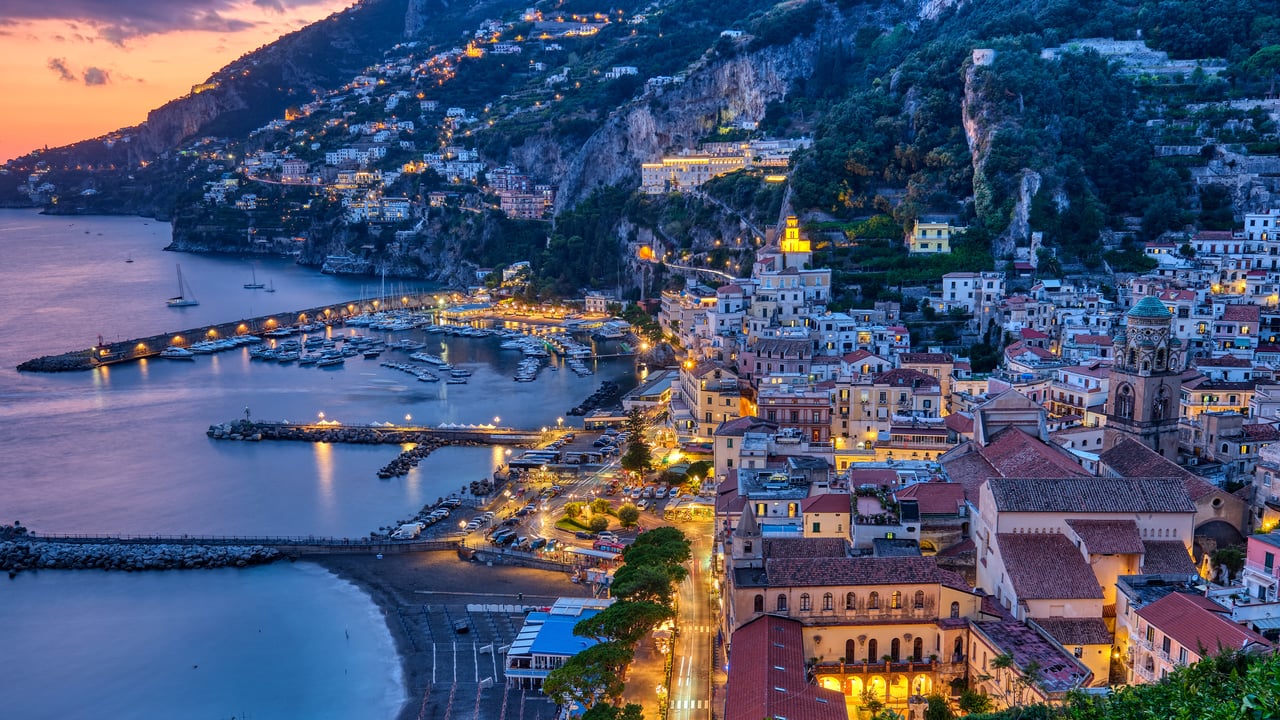 Vista di Amalfi, Salerno, Campania (© elxeneize/iStock/Getty Images Plus)