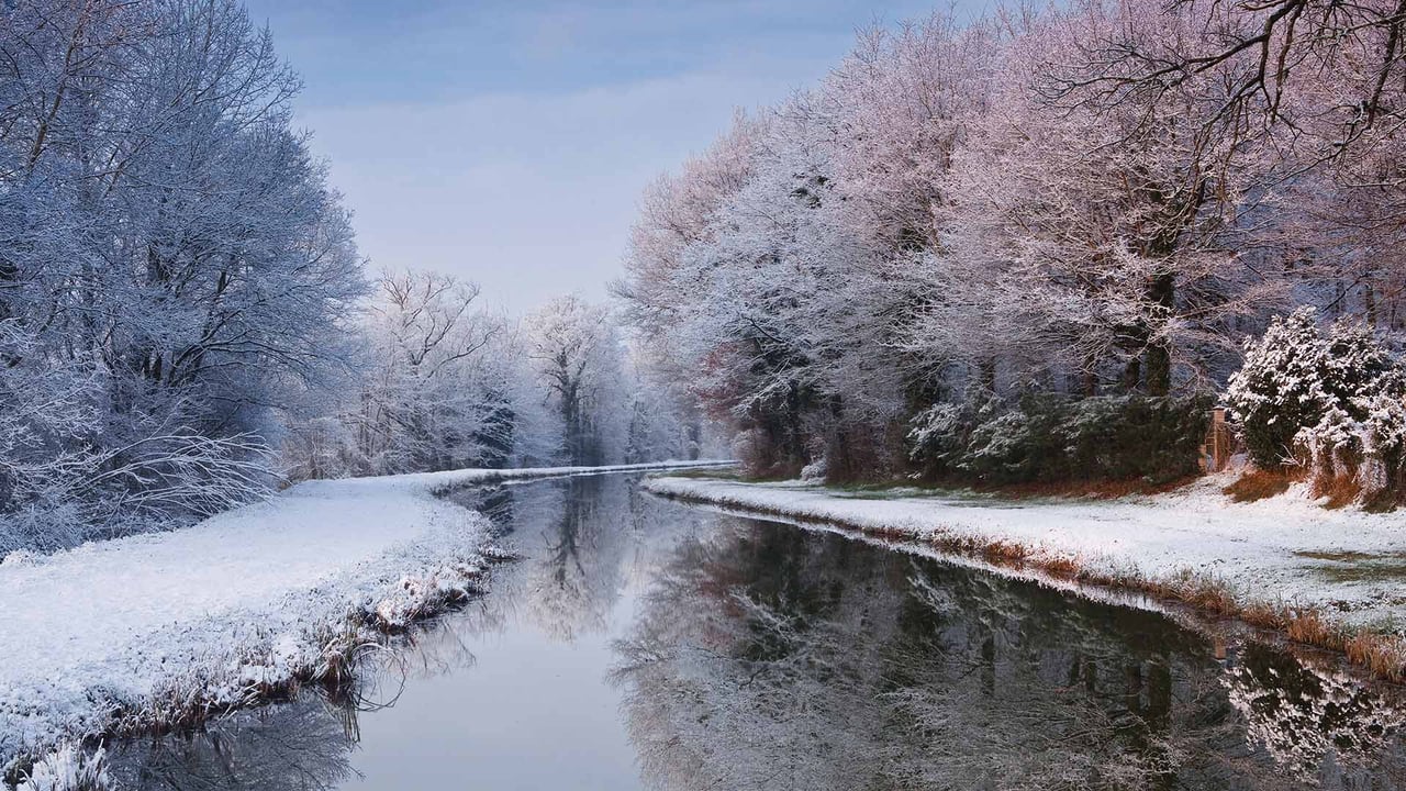 Le Canal de Berry après une chute de neige, Loir-et-Cher, Centre (© robertharding/Alamy Stock Photo)