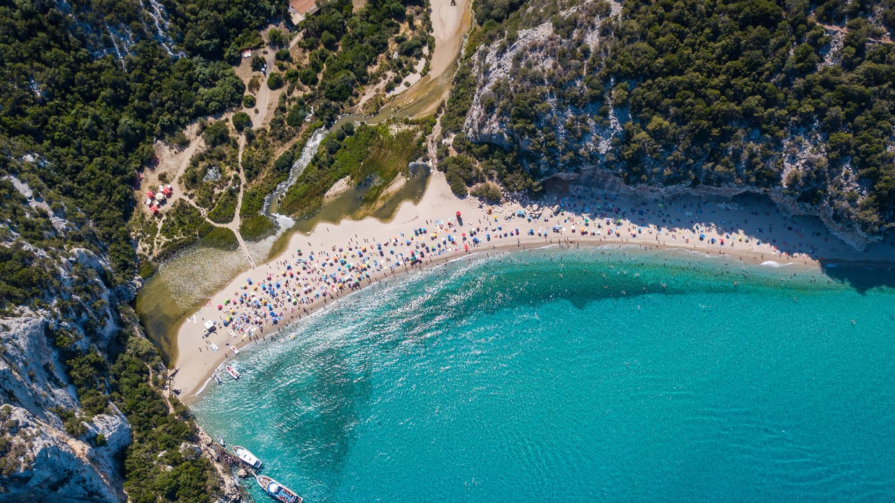 Playa de Cala Luna, Cerdeña, Italia (© guenterguni/Getty Images)