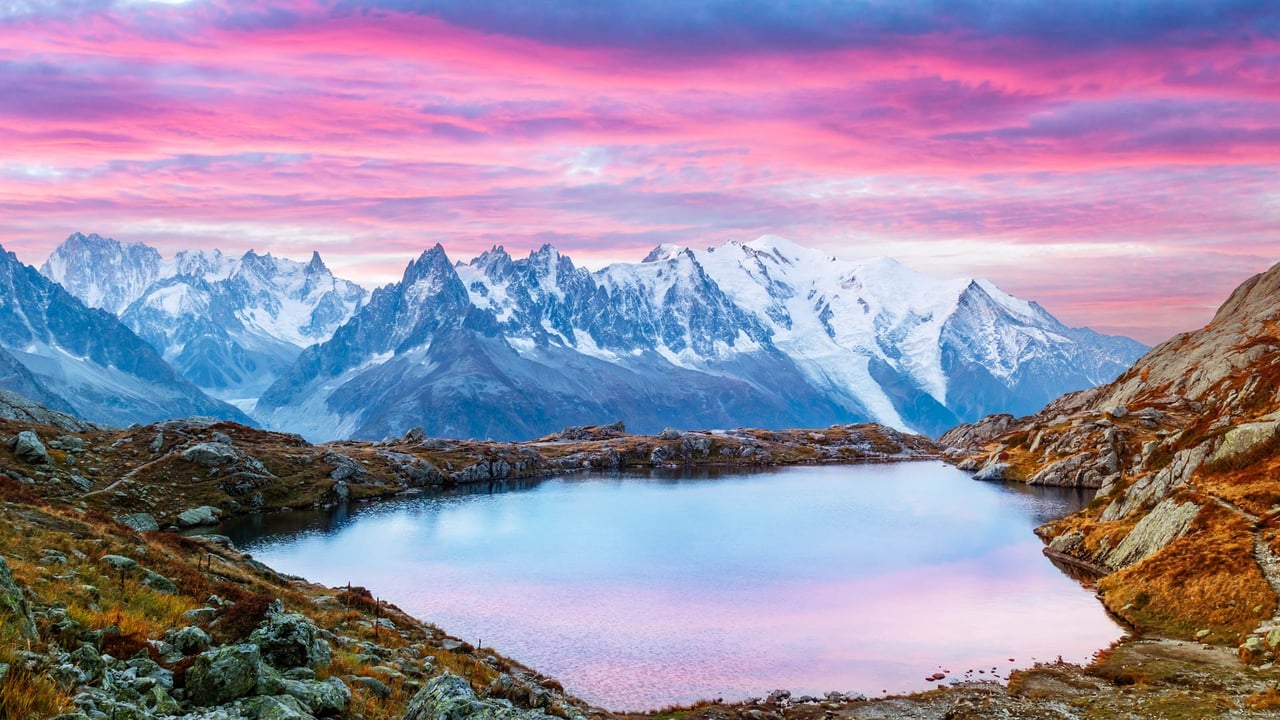Coucher de soleil sur les lacs des Chéserys, Chamonix-Mont Blanc, France (© Smit/Shutterstock)