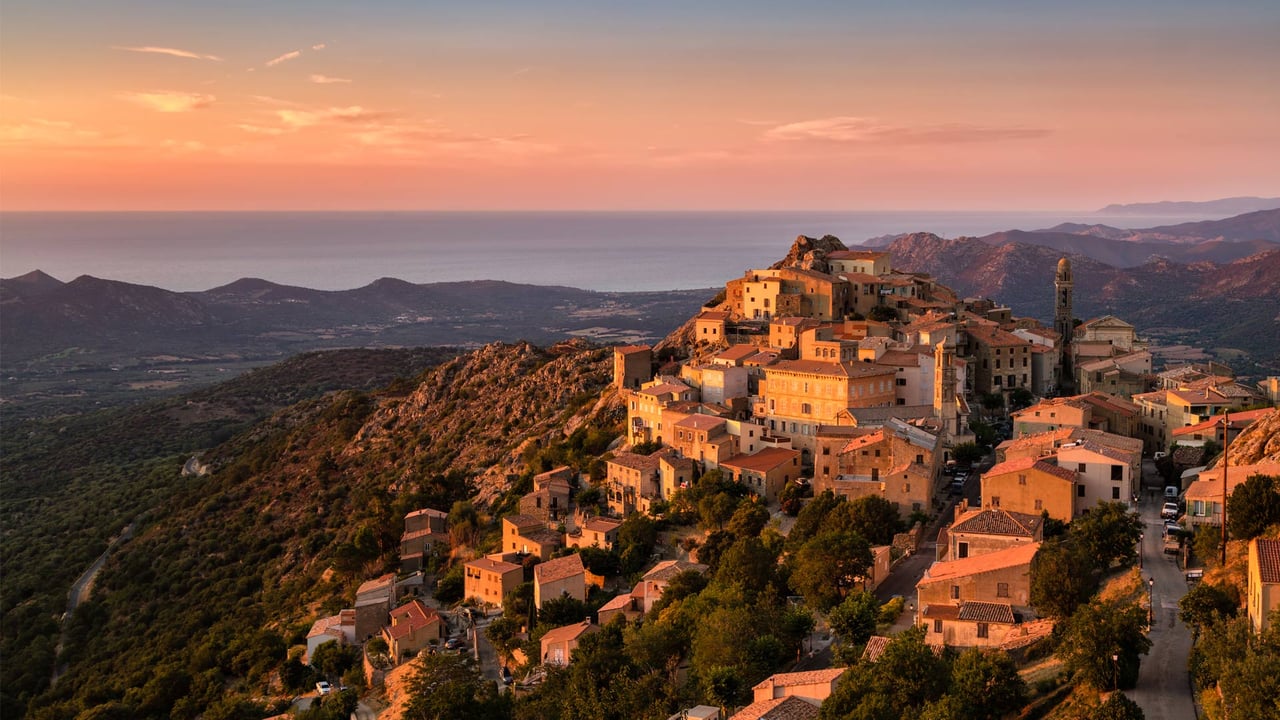 Soleil du soir sur le village perché de Speloncato en Corse (© joningall/iStock/Getty Images Plus)