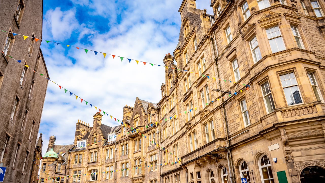 Royal Mile, Edinburgh, Scotland (© MEDITERRANEAN/Getty Images)