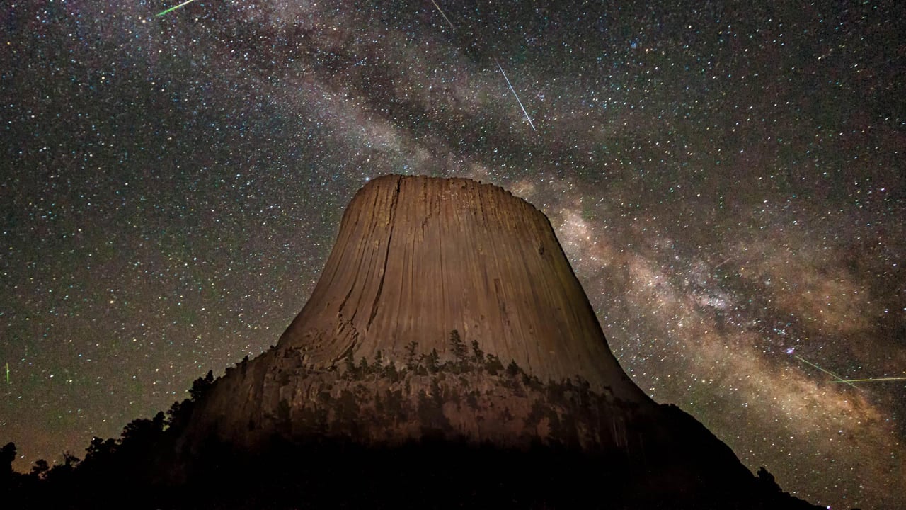 ｢銀河とみずがめ座η流星群｣米国ワイオミング州, デビルスタワー (© Jason Hatfield/Tandem Stills + Motion)