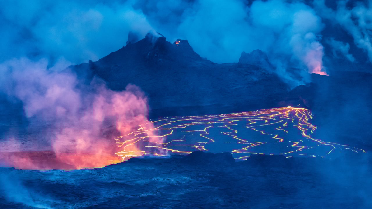 Halema'uma'u Crater's lava lake, Kīlauea Caldera, Hawai'i Volcanoes National Park, Hawaii (© Stephen Matera/Tandem Stills + Motion)