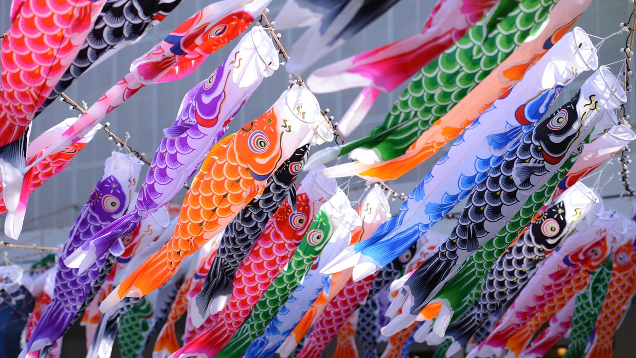 東京タワー 333 匹の鯉のぼり, 東京 (© Takashi Aoyama/寄稿者/Getty Images)