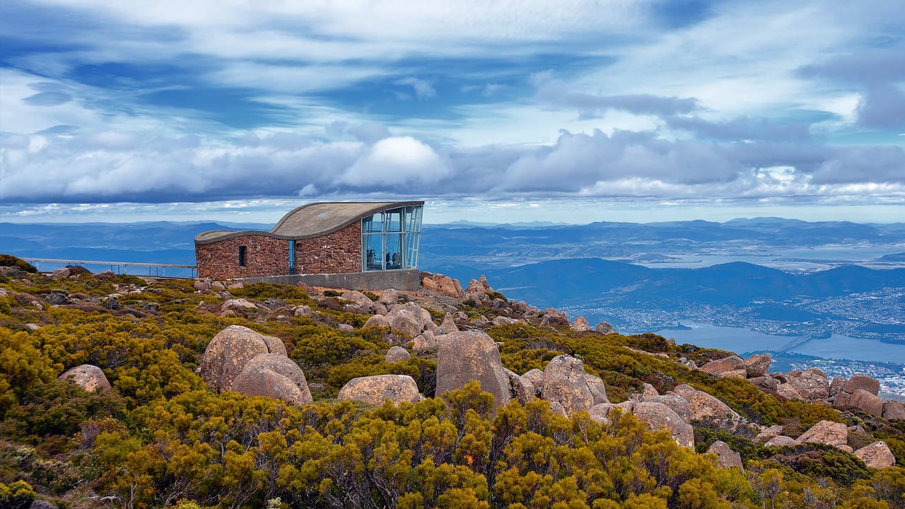 Mt Wellington observation deck with views of Hobart city, Tasmania (© Tommy Atthi/Getty Images)