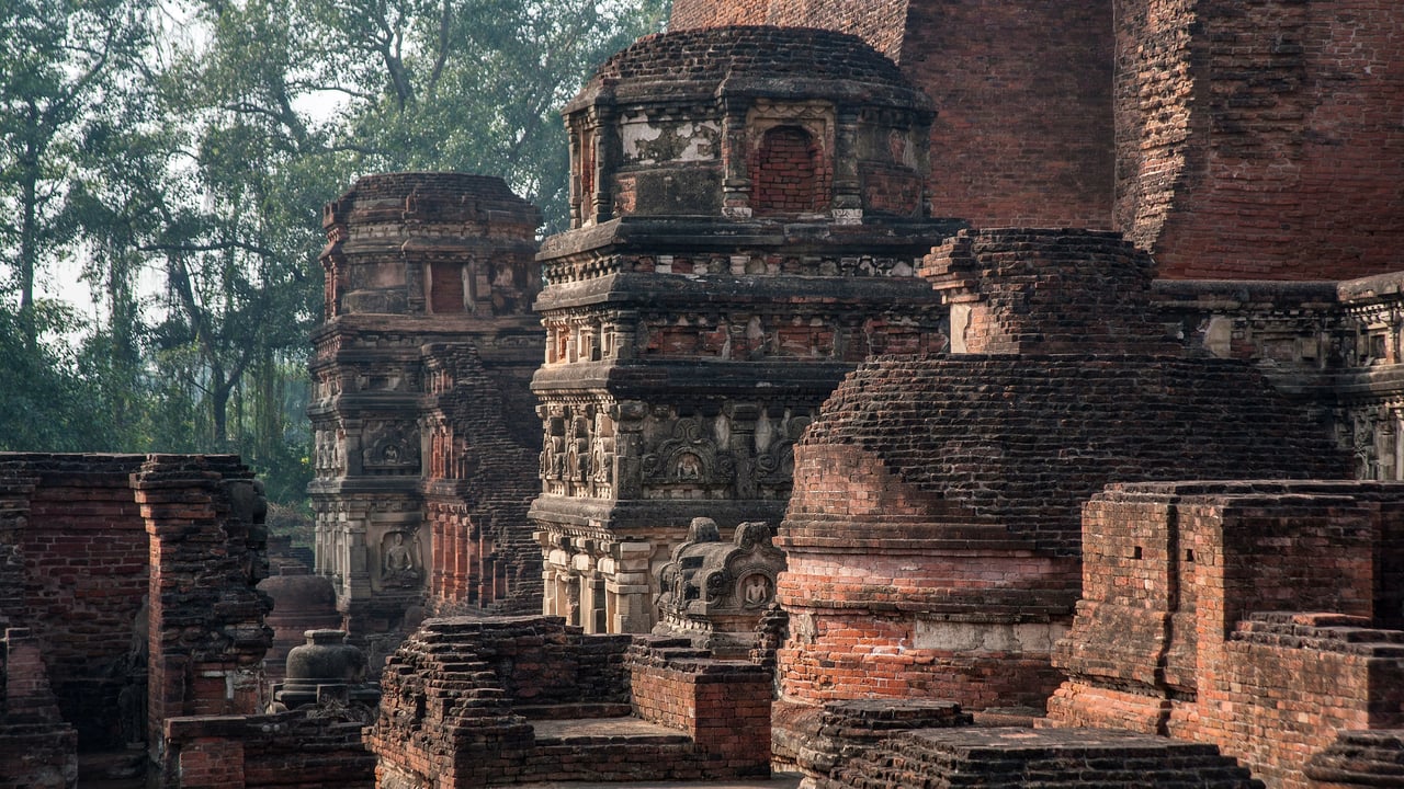 The ruins of Nalanda Mahavihara in Bihar, India (© Panoglobe/Shutterstock)