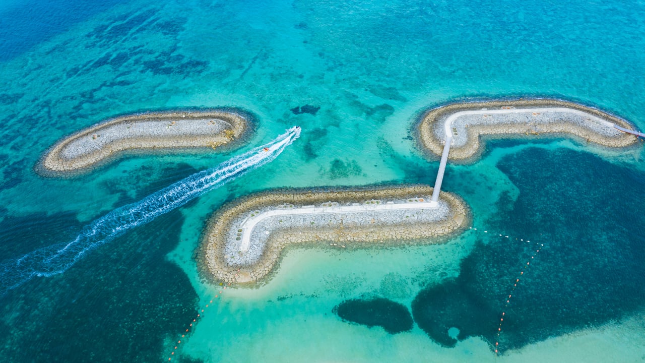 ｢サンマリーナビーチの桟橋｣沖縄 (© kokouu/Getty Images)