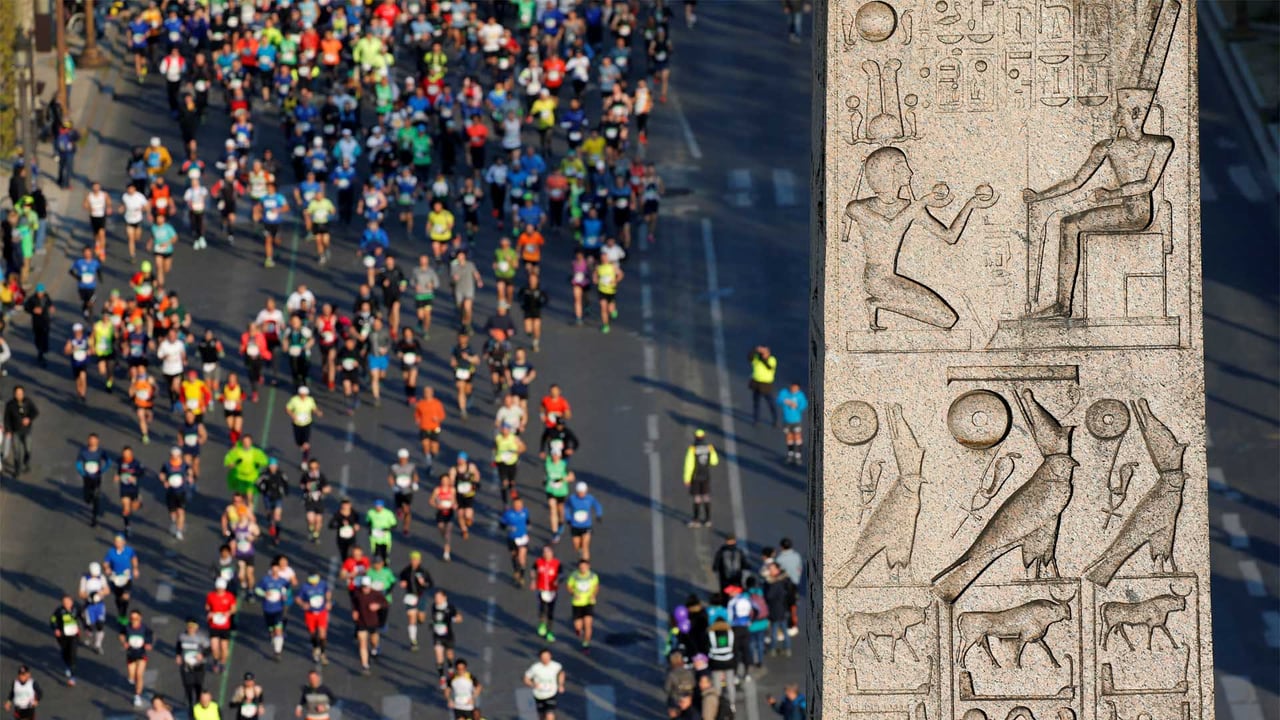 Coureurs lors du Marathon de Paris, Obélisque de la place de la Concorde, Paris (© REUTERS/Regis Duvignau)
