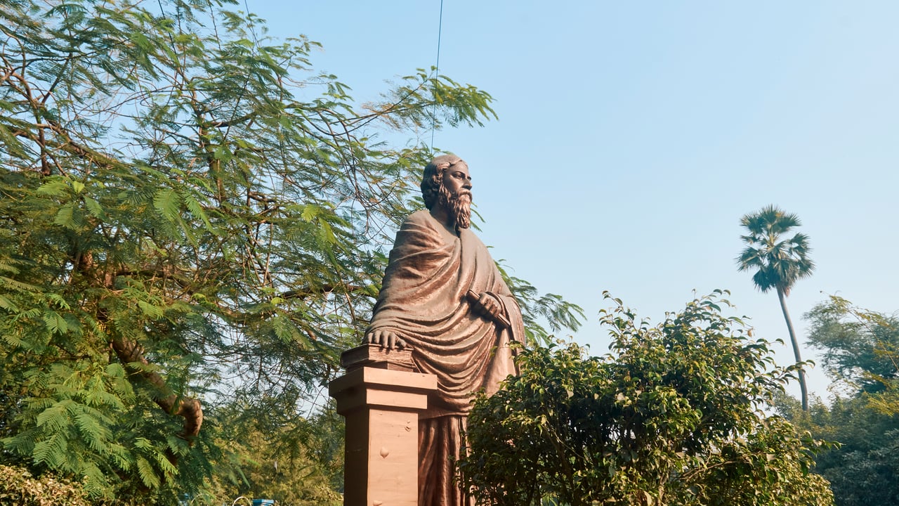 Statue of Rabindranath Tagore at Rabindra Sarobar, West Bengal (© suprabhat/Shutterstock)