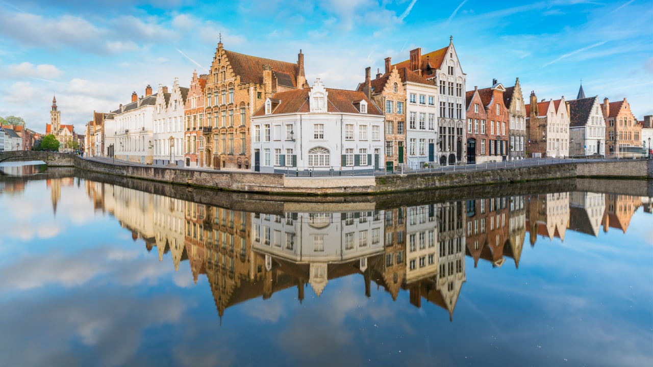 Bâtiments se reflétant sur les canaux de Bruges, Belgique (© francesco vaninetti/robertharding)