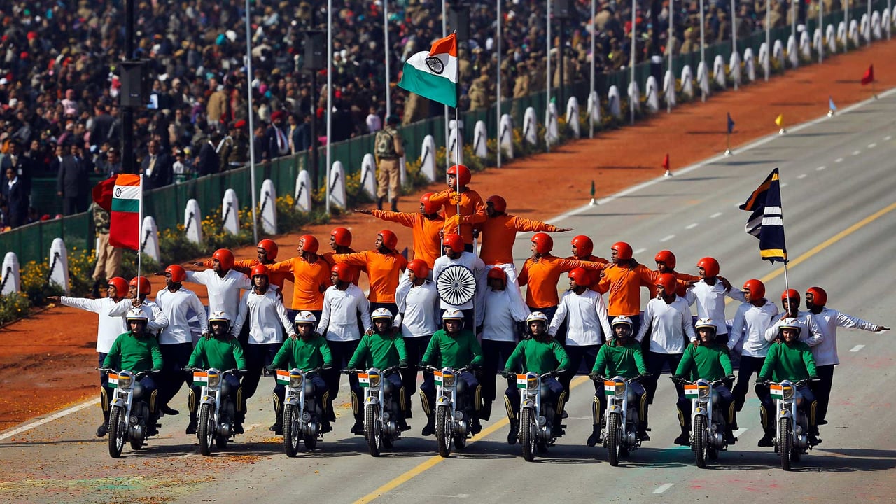 Military motorcycle stunt riders at Rajpath, on Republic Day 2013 (© AP Photo/Kevin Frayer)