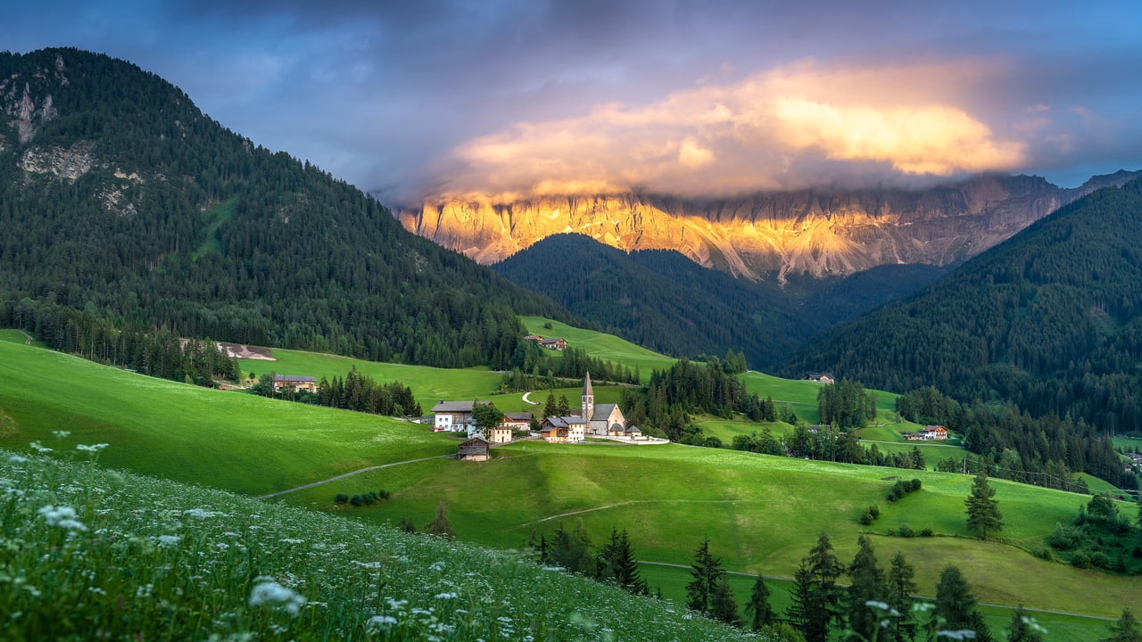 Village de Santa Maddalena, Dolomites, Italie (© Sakrapee Nopparat/Getty Images)