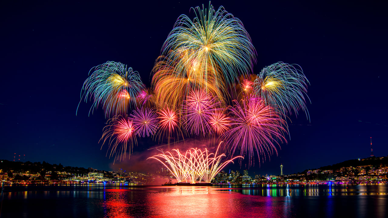 Fourth of July fireworks over Lake Union in Seattle (© Dixin Yan)