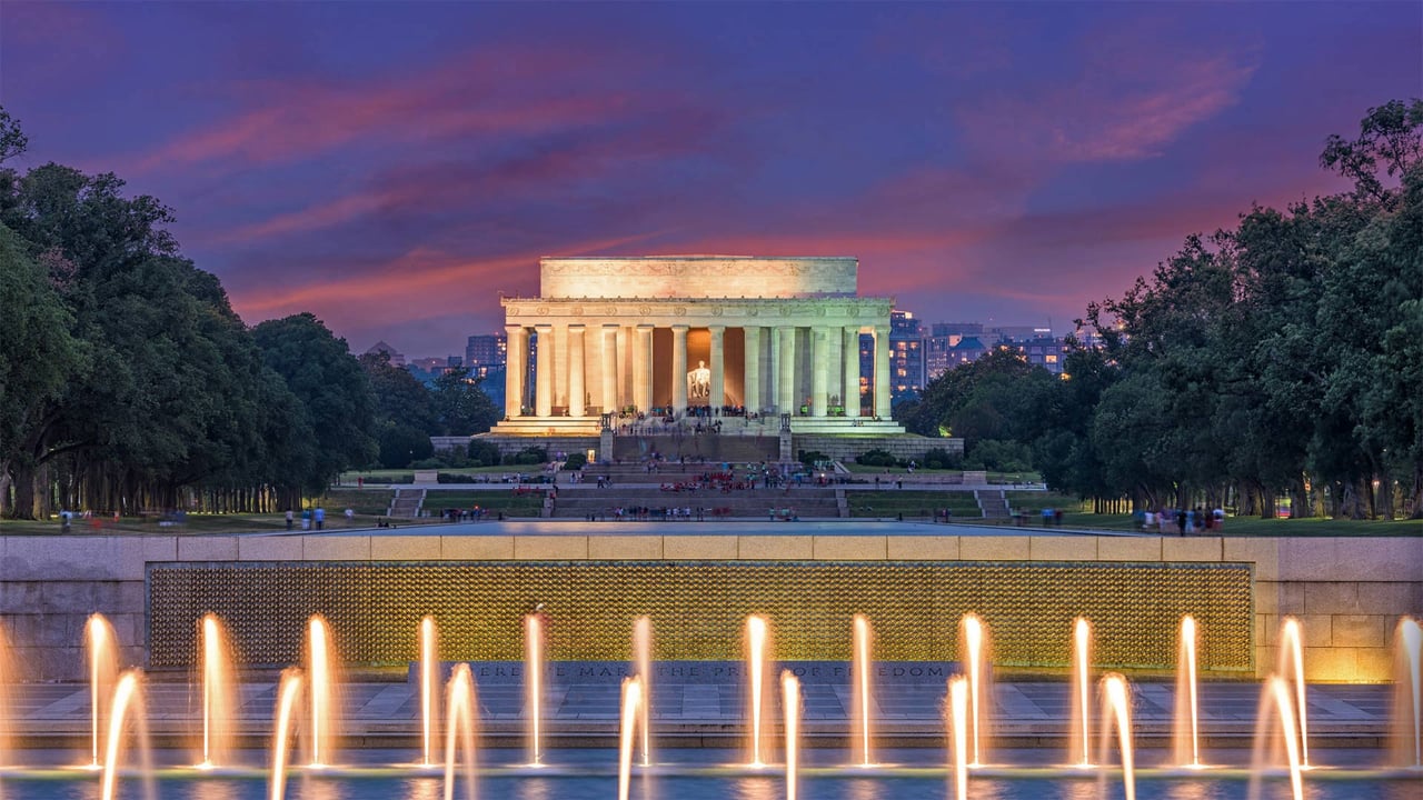 Rainbow Pool and the field of stars in the World War II Memorial with the Lincoln Memorial in the background, Washington, DC (© Sean Pavone/Getty Images)