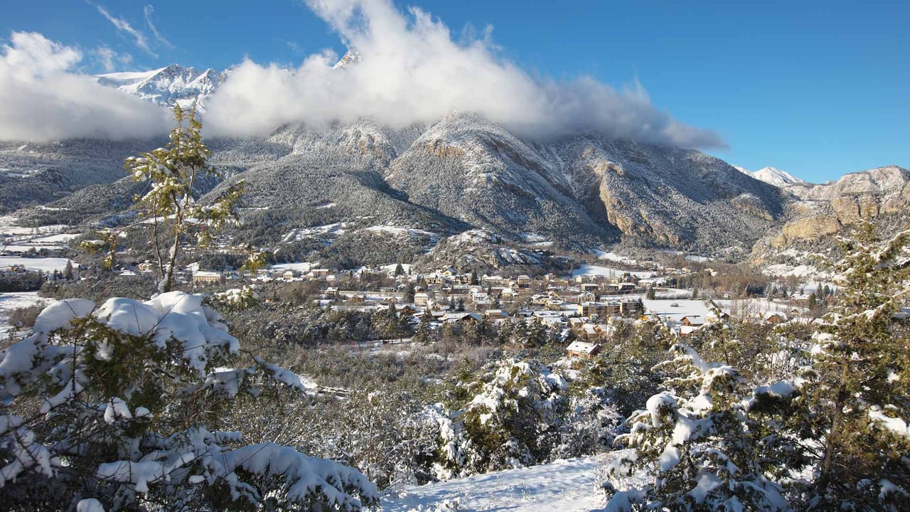 Barcelonnette aux portes des Hautes Vallées de l'Ubay, Alpes-de-Haute-Provence, France (© iStock/Getty Images Plus)