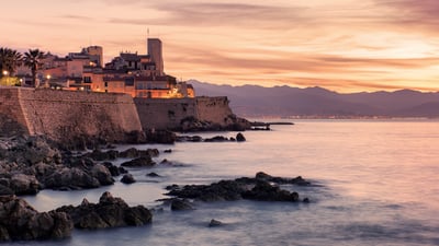 Bing wallpaper June 20, 2025. Littoral de la Côte d’Azur à Antibes (© StockByM/Getty Images)