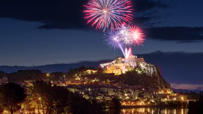 Bing wallpaper July 13, 2025. Feu d'artifice du 14 juillet au-dessus de la citadelle de Sisteron au crépuscule, Provence (© francois-roux/Getty Images)