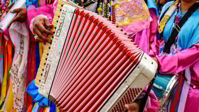 Bing wallpaper June 1, 2025. Acordeonista tocando seu instrumento (© Fred_Pinheiro/Getty Images)