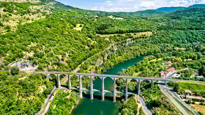 Bing wallpaper June 23, 2025. Viaduc de Cize-Bolozon enjambant la rivière d’Ain, Auvergne-Rhône-Alpes (© Leonid Andronov/Getty Images)