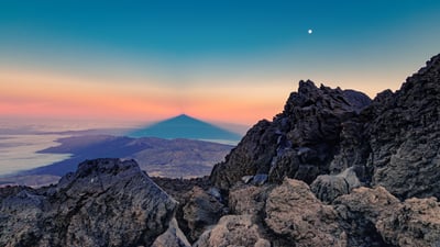 Bing wallpaper May 29, 2025. Atardecer en el Parque Nacional del Teide, Santa Cruz de Tenerife, España (© DiegoJose/Adobe Stock)