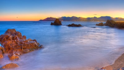 Bing wallpaper May 12, 2025. Baie de Cannes au crépuscule, Côte d'Azur (© Jean-Pierre Pieuchot/Getty Images)