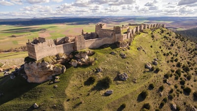 Bing wallpaper April 22, 2025. Castillo de Gormaz, Soria, Castilla y León, España (© Evan Frank/Alamy Stock Photo)
