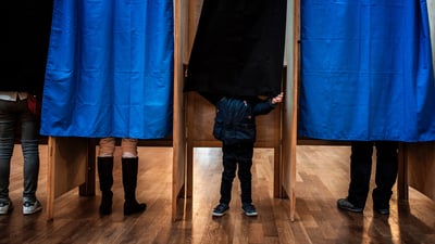 Bing wallpaper April 9, 2022. Personnes dans un bureau de vote à Lyon pour le premier tour de la présidentielle, le 23 avril 2017 (© JEFF PACHOUD/AFP via Getty Images)
