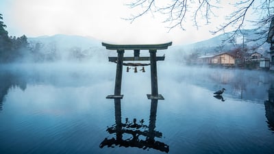 Bing wallpaper November 25, 2024. 金鱗湖の鳥居, 大分県 由布市 (© T-Mizuguchi/Shutterstock)