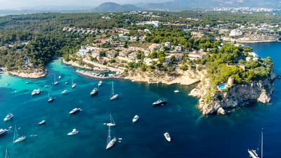Bing wallpaper August 1, 2025. Vista aérea de villas y yates cerca de Portals Vells, Palma de Mallorca, Mallorca, España (© Westend61/Getty Images)
