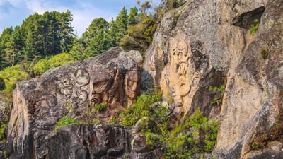 Bing wallpaper August 8, 2025. Sculptures rupestres maories de Mine Bay, Lac Taupō, Nouvelle-Zélande (© Joppi/Getty Images)