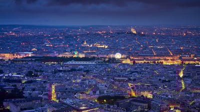 Bing wallpaper June 6, 2025. Vue aérienne de Paris au crépuscule avec le Jardin des Tuileries, le Louvre et le Sacré-Cœur de Montmartre (© Francois Roux/Alamy Stock Photo)