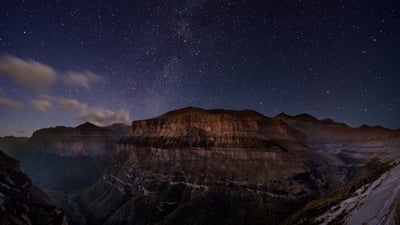 Bing wallpaper July 16, 2025. Noche estrellada en el Valle de Ordesa, Aragón, España (© Inigo Cia/Getty Images)