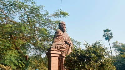 Bing wallpaper May 6, 2025. Statue of Rabindranath Tagore at Rabindra Sarobar, West Bengal (© suprabhat/Shutterstock)