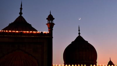 Bing wallpaper May 22, 2020. Crescent moon behind the Jama Masjid, New Delhi (© Vipin Kumar/Hindustan Times via Getty Images)