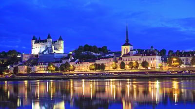 Bing wallpaper July 18, 2025. Saumur et son château au crépuscule, Vallée de la Loire (© Hiroshi Higuchi/Getty Images)
