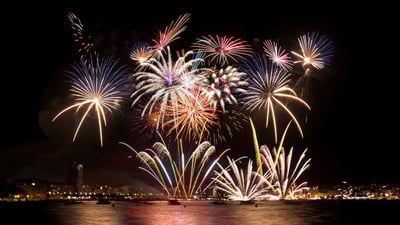 Bing wallpaper July 1, 2025. Fuegos artificiales en Palamós, Gerona, Cataluña, España (© Nigel Perrin/Getty Images)
