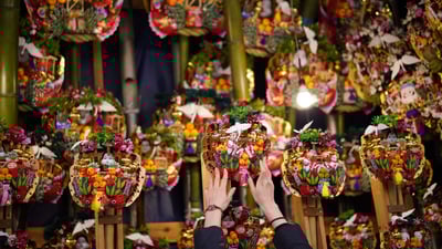 Bing wallpaper November 4, 2024. 酉の市で販売される縁起熊手, 東京 (© ASSOCIATED PRESS/AP)
