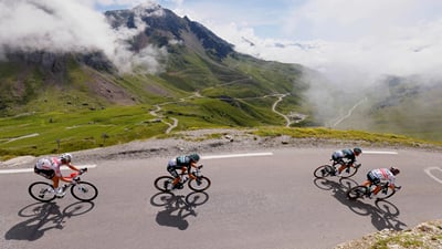 Bing wallpaper July 4, 2025. Discesa dal Col du Tourmalet nei Pirenei francesi durante il Tour de France 2021 (© THOMAS SAMSON/AFP via Getty Images)