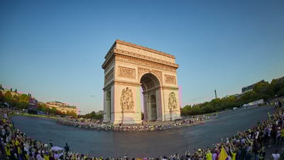 Bing wallpaper July 26, 2025. Le peloton du Tour de France 2019, Arc de Triomphe du Tour de France, Paris (© Kiran Ridley/Getty Images)