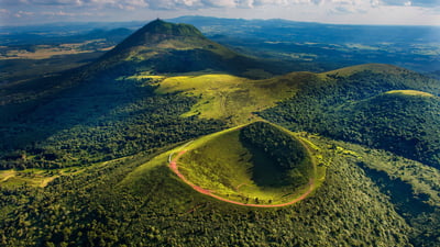 Bing wallpaper May 7, 2025. Volcan Puy du Pariou, Auvergne (© Frantisek ZVARDON/Onlyfrance.fr/Alamy Stock Photo)