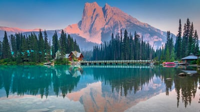 Bing wallpaper May 4, 2025. Mount Burgess und Emerald Lake im Yoho-Nationalpark, British Columbia, Kanada (© Feng Wei Photography/Getty Images)